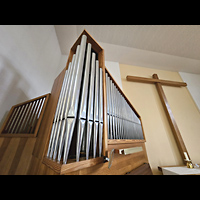 Berlin, Evangelisch-methodistische Erlserkirche Tegel, Orgel mit Kreuz