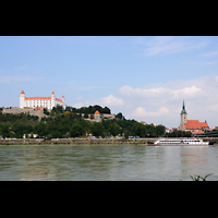 Bratislava (Pressburg), Dóm sv. Martina (Dom St. Martin), Blick vom Petrzalka (Engerau) auf den Dom und die Burg