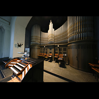 Berlin, Glaubenskirche, Spieltisch und Orgel seitlich mit Deckenbeleuchtung