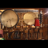 Berlin, Kino Babylon, Kleine Trommel, Vogelgezwitscher, Holztommel, Tamburin, Kuhglocke, Schellen, Triangel; hinten: Orchesterglocken (Metall) und Xylophon (Holz)