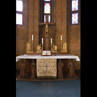 Berlin, Martin-Luther-Gedchtniskirche, Altar, gesttzt von Figuren der vier Evangelisten, und 'heldenhafter' Christusfigur