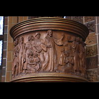 Berlin, Martin-Luther-Gedchtniskirche, Kanzel mit Bergpredigt-Motiv und Figuren des dritten Reiches und mit Soldat