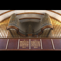 Berlin, Martin-Luther-Gedchtniskirche, Orgel mit Empore und Schriftzug