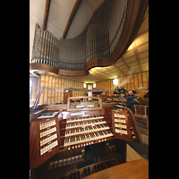 Berlin, Martin-Luther-Gedchtniskirche, Spieltisch und Orgel