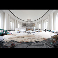Berlin, St. Hedwigs-Kathedrale, Baustelle 2024 - Innenraum in Richtung Orgel-Einhausung
