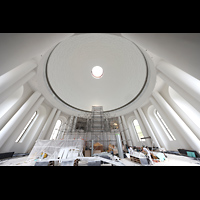 Berlin, St. Hedwigs-Kathedrale, Baustelle 2024 - Innenraum in Richtung Orgel-Einhausung