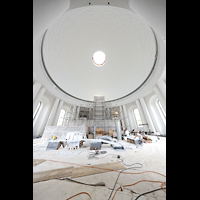 Berlin, St. Hedwigs-Kathedrale, Baustelle 2024 - Innenraum in Richtung Orgel-Einhausung