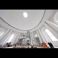 Berlin, St. Hedwigs-Kathedrale, Baustelle 2024 - Einbau der Prospektpfeifen
