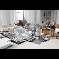 Berlin, St. Hedwigs-Kathedrale, Baustelle 2024 - Pfeifen- und Materiallager fr den Orgeleinbau