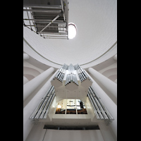 Berlin, St. Hedwigs-Kathedrale, Baustelle 2024 - Orgel im Aufbau mit Blick in die Kuppel