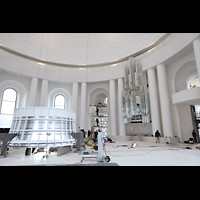 Berlin, St. Hedwigs-Kathedrale, Baustelle 2024 - Innenraum mit Orgel und noch hochzuhievender 'Krone' fr die Kuppel Mitte Nov.