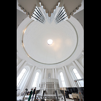 Berlin, St. Hedwigs-Kathedrale, Baustelle 2024 - Rckpositiv-Pfeifen und noch hochzuhievender 'Krone' fr die Kuppel Mitte Nov.