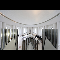 Berlin, St. Hedwigs-Kathedrale, Baustelle 2024 - Blick ber die Rckpositiv-Pfeifen in die Kirche
