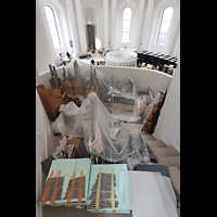 Berlin, St. Hedwigs-Kathedrale, Baustelle 2024 - Auf den Einbau wartende Pfeifen auf der Seitenempore