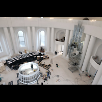 Berlin, St. Hedwigs-Kathedrale, Baustelle 2024 - Blick vom Kuppelumgang in die Kirche mit Orgel und hochzuhievender 'Krone' fr die Kuppel