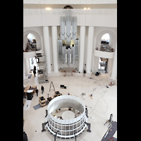 Berlin, St. Hedwigs-Kathedrale, Baustelle 2024 - Blick vom Kuppelumgang in die Kirche mit Orgel und noch hochzuhievender 'Krone' fr die Kuppel