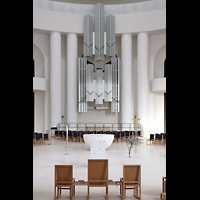 Berlin, St. Hedwigs-Kathedrale, Blick ber den Bischofsstuhl auf den Altar und zur Orgel