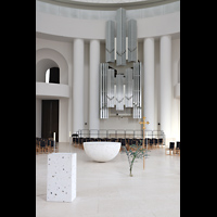 Berlin, St. Hedwigs-Kathedrale, Seitlicher Blick auf Ambo, Altar und Orgel