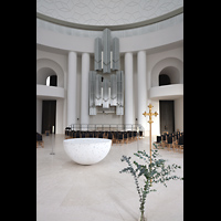 Berlin, St. Hedwigs-Kathedrale, Seitlicher Blick auf den Altarraum in der Mitte und zur Orgel