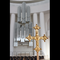 Berlin, St. Hedwigs-Kathedrale, Vergoldetes Kreuz am Altar mit Orgel im Hintergrund