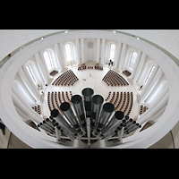 Berlin, St. Hedwigs-Kathedrale, Blick vom Kuppelumgang ber die Hauptwerkspfeifen in die Kathedrale