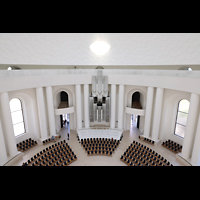 Berlin, St. Hedwigs-Kathedrale, Blick vom Kuppelumgang in die Kirche und zur Orgel mit Sonnenreflexion