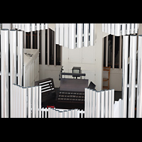 Berlin, St. Hedwigs-Kathedrale, Seitlicher Blick ber den Spieltisch und das Rckpositiv in die Kirche