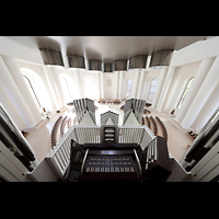 Berlin, St. Hedwigs-Kathedrale, Blick ber den Spieltisch und das Rckpositiv in die Kirche