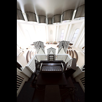 Berlin, St. Hedwigs-Kathedrale, Blick ber den Spieltisch und das Rckpositiv nach unten in die Kirche