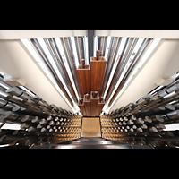 Berlin, St. Hedwigs-Kathedrale, Pfeifen im Rckpositiv mit Blick durch den Prospekt-Praestant in die Kirche