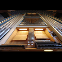 Berlin, Universitt der Knste (UDK), Groe Orgel in der Aula perspektivisch mit zwei Spieltischen