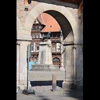 Braunschweig, Dom St. Blasii, Blick durch einen Bogen des Verbindungsgangs zur Lwenstatue