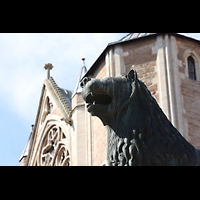 Braunschweig, Dom St. Blasii, Braunschweiger Lwe vor dem Sdturm