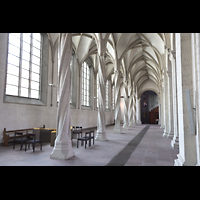 Braunschweig, Dom St. Blasii, Nrdliche Seitenschiffe mit Perpendicular-Sulen und Blick zur Chororgel