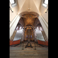 Braunschweig, Dom St. Blasii, Chororgel mit siebenarmigem Leuchter perspektivisch