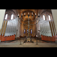 Braunschweig, Dom St. Blasii, Chororgel mit siebenarmigem Leuchter und Chirraum