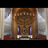 Braunschweig, Dom St. Blasii, Chororgel mit siebenarmigem Leuchter und Chirraum