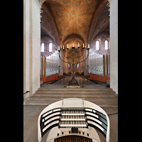 Braunschweig, Dom St. Blasii, Zentralspieltisch und Chororgel mit Blick in den Chorraum