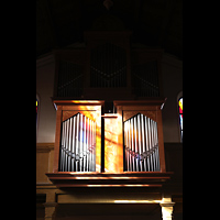 Glienicke / Nordbahn, Dorfkirche, Lichtreflexionen von den buten Glasfenstern auf den Rckpositiv-Pfeifen