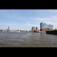 Hamburg, Elbphilharmonie, Groer Saal, Ansicht von Sdwesten, links: Heinrich-Herzt-Fernsehturm und der Turm des 'Michel'