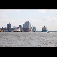 Hamburg, Elbphilharmonie, Groer Saal, Ansicht von der Norderelbe von Westen - rechts die Maersk Neston (210 x 30 m)