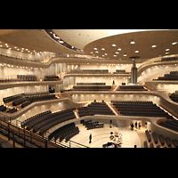 Hamburg, Elbphilharmonie, Groer Saal, Groer Saal mit Orgel (unsichtbar hinter Rhren), links der feste Spieltisch, unten der mobile