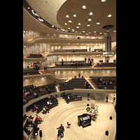 Hamburg, Elbphilharmonie, Groer Saal, Groer Saal mit Orgel (links hinter den Rhren) und Orchesterbhne mit mobilem Spieltisch