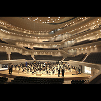 Hamburg, Elbphilharmonie, Groer Saal, Orchesterbhne und Orgel (hinter den Rhren)