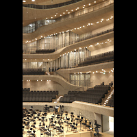 Hamburg, Elbphilharmonie, Groer Saal, Orchesterbhne und Orgel (hinter den Rhren)