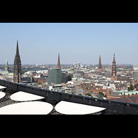 Hamburg, Elbphilharmonie, Groer Saal, Blick von der Dachterrasse auf die Trme von Rathaus, Nikolai (Ruine), Petri, Jacobi und Katharinen