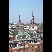 Hamburg, Elbphilharmonie, Groer Saal, Blick von der Dachterrasse auf die Trme der Hauptkirchen St. Jacobi und St. Katharinen