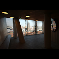 Hamburg, Elbphilharmonie, Groer Saal, Blick von der Halle der Plaza nach Nordosten auf den Turm (Ruine) von St. Nikolai