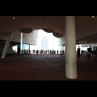 Hamburg, Elbphilharmonie, Groer Saal, Blick von der Halle der Plaza zum Nordausgang (im Hintergrund das Columbus-Haus)
