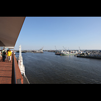 Hamburg, Elbphilharmonie, Groer Saal, Auengang der Plaza mit Blick nach Sdosten auf die Norderelbe